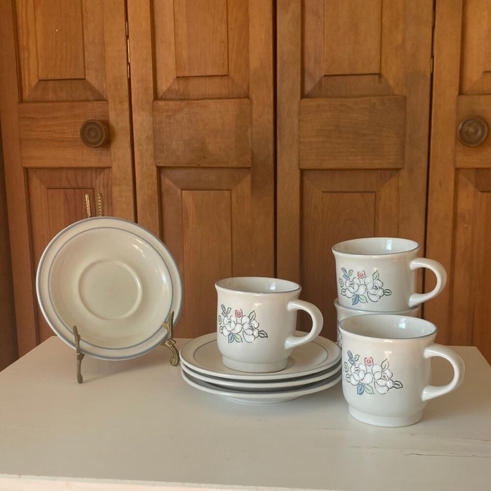 Vintage Chantilly Fleur de Lune Cups & Saucers, Service for 4
